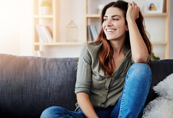 Formulare obiettivi realistici Donna felice e soddisfatta.