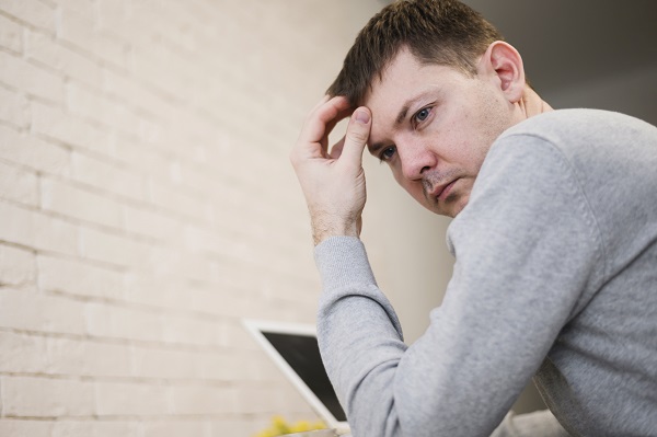 Uomo turbato all'idea del cambiamento.